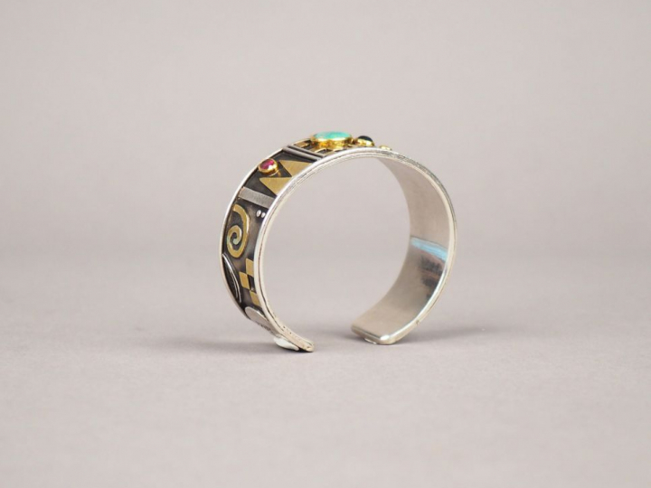 Linda LADURNER.  Bracelet manchette en argent et pierres de couleur en