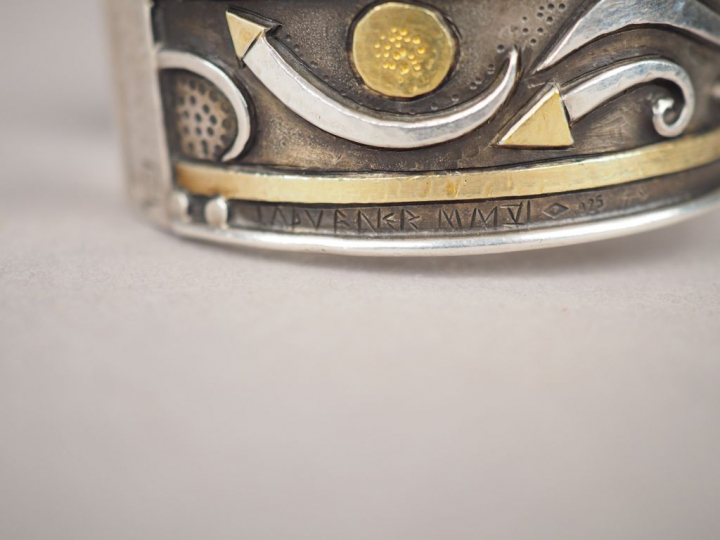 Linda LADURNER.  Bracelet manchette en argent et pierres de couleur en
