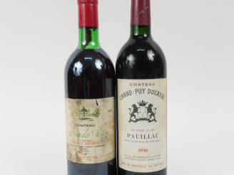 Vente aux enchères 2 BOUTEILLES : 1 CHÂTEAU GRAND PUY DUCASSE GCC PAUILLAC 1986 BG+ - 1 C