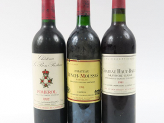 Vente aux enchères 3 BOUTEILLES : 1 CHÂTEAU LYNCH MOUSSAS GCC PAUILLAC 1988 BG - 1 CHÂTEA