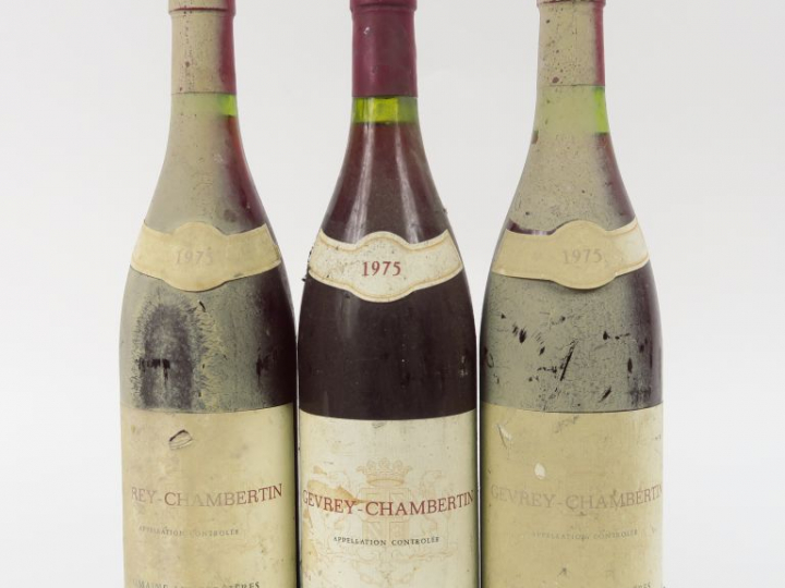 3 BOUTEILLES GEVREY CHAMBERTIN DOMAINE LES PERRIERES - 1975 - 1 à 2 CM