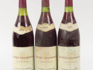 Vente aux enchères 3 BOUTEILLES GEVREY CHAMBERTIN DOMAINE LES PERRIERES - 1975 - 1 à 2 CM