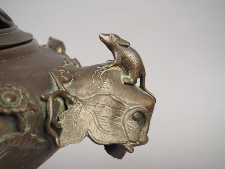 Brûle-parfum en bronze reposant sur trois pieds en forme de végétaux, 