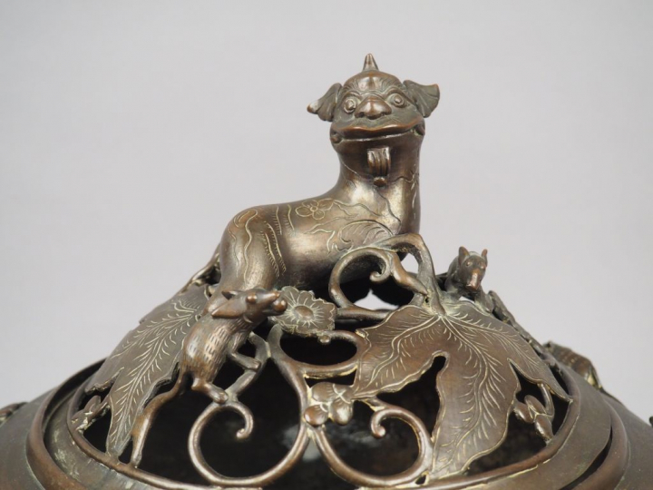 Brûle-parfum en bronze reposant sur trois pieds en forme de végétaux, 