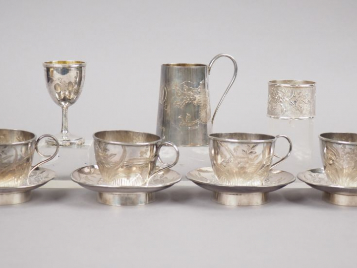 Lot comprenant :  - une petite verseuses en argent - quatre tasses et 