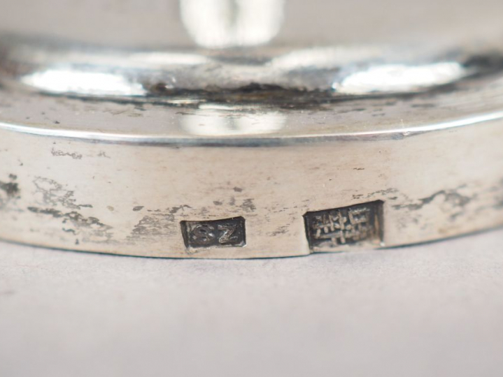 Lot comprenant :  - une petite verseuses en argent - quatre tasses et 