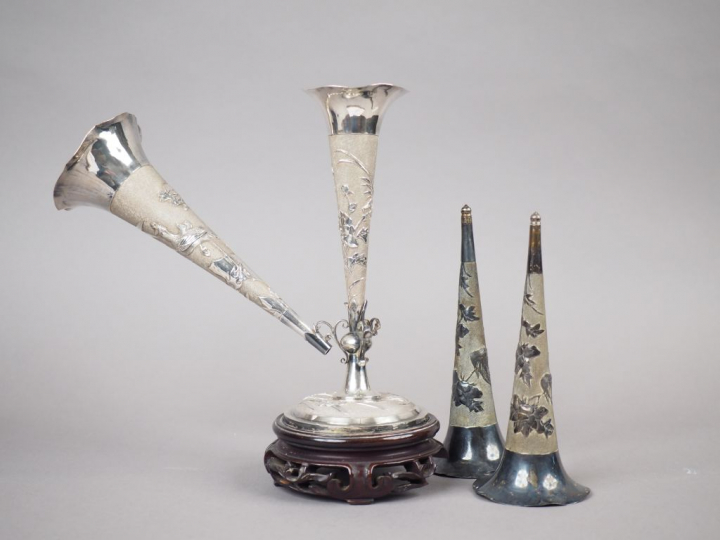 Ensemble de quatre vases soliflores en argent, finement décoré d'oisea