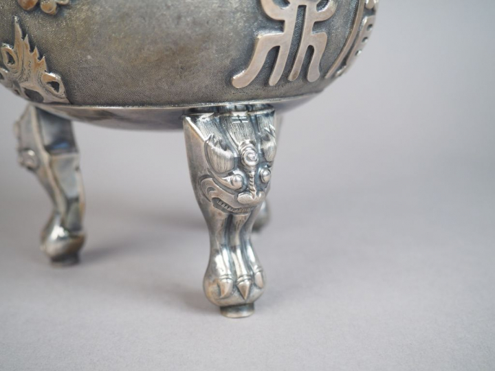 Brûle-parfum tripode en argent dont le couvercle est en forme de pagod