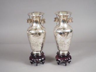 Vente aux enchères Paire de vases de forme balustre en argent, à décor finement ciselé de