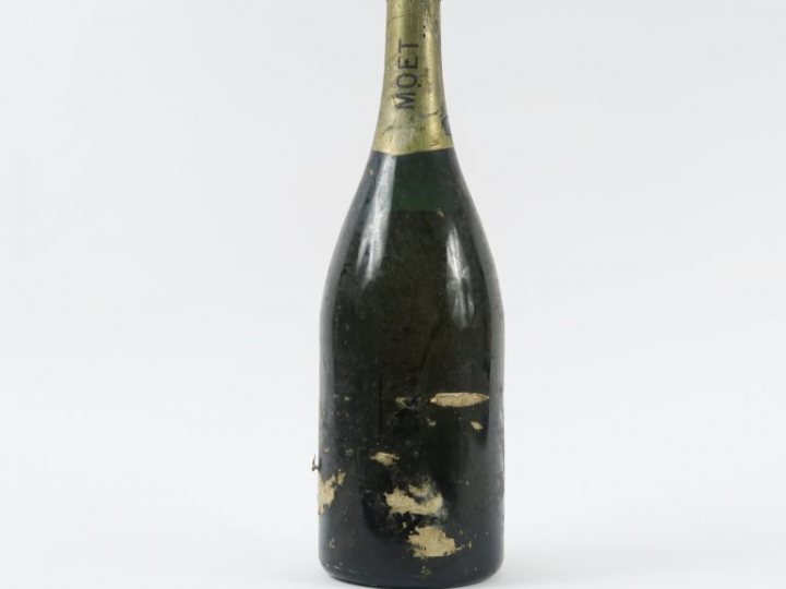 1 VIEUX MAGNUM CHAMPAGNE MOET   CHANDON - 3 CM SOUS LA COIFFE/SE/CAPS 
