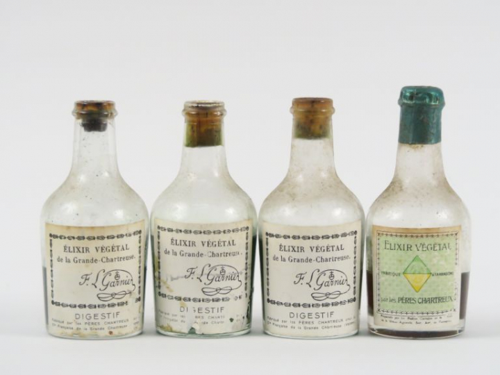 4 VIEUX FLACONS D'ELIXIR VEGETAL LA GRANDE CHARTREUSE - 1 TARRAGONE