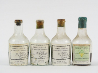 Vente aux enchères 4 VIEUX FLACONS D'ELIXIR VEGETAL LA GRANDE CHARTREUSE - 1 TARRAGONE