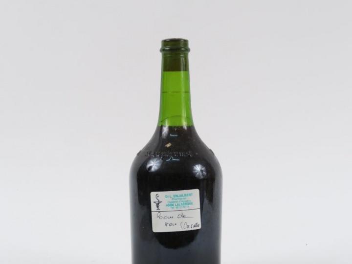 1 VIEILLE BOUTEILLE EAU DE NOIX MISE DU DR ENJALBERT