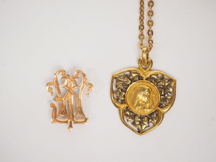 Médaille de baptême en or jaune, à décor ajouré de pampres et une chai