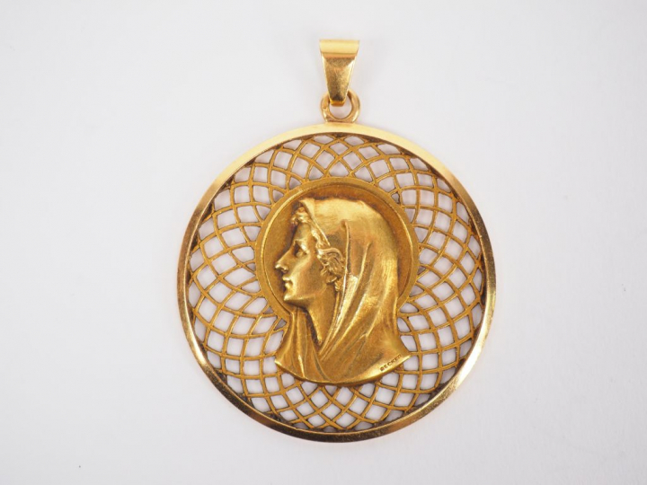 Médaille religieuse en or jaune, figurant la Sainte Vierge de profil. 