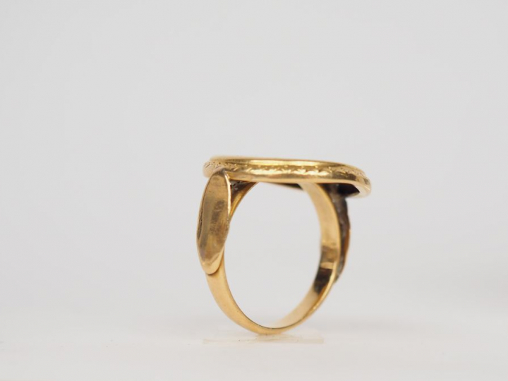 Bague en or jaune, à décor de motifs géométriques. TDD. 53 Poids. 4.56