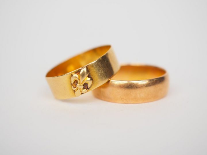 Ensemble comprenant : - une alliance en or jaune - une bague en or jau