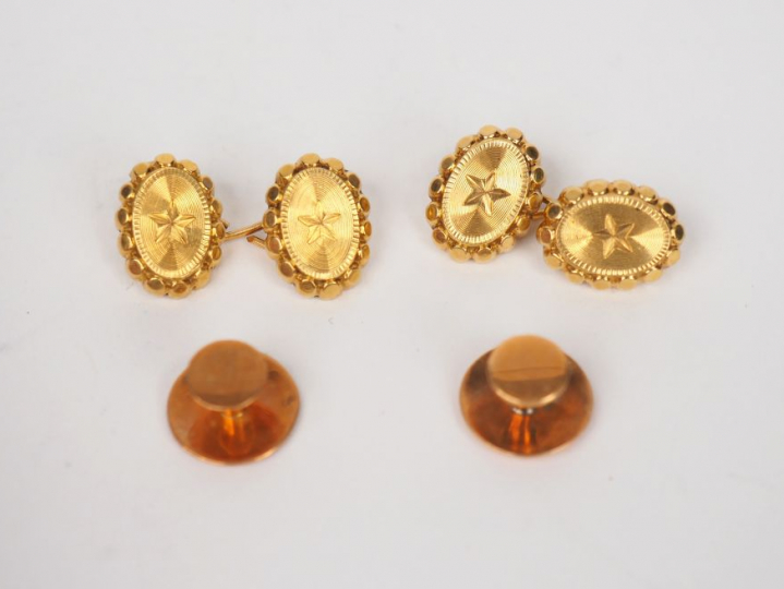 Ensemble comprenant : - une paire de bouton de manchettes en or jaune,