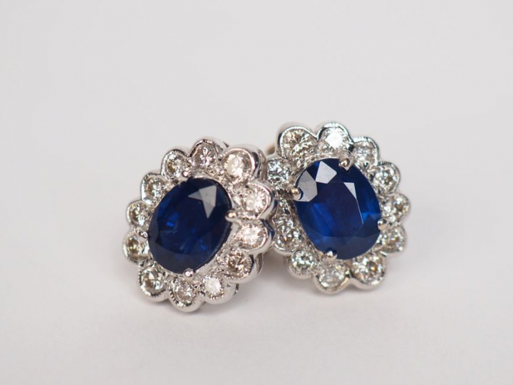 Paire de boucles d’oreilles en or blanc, saphir et diamants en forme d