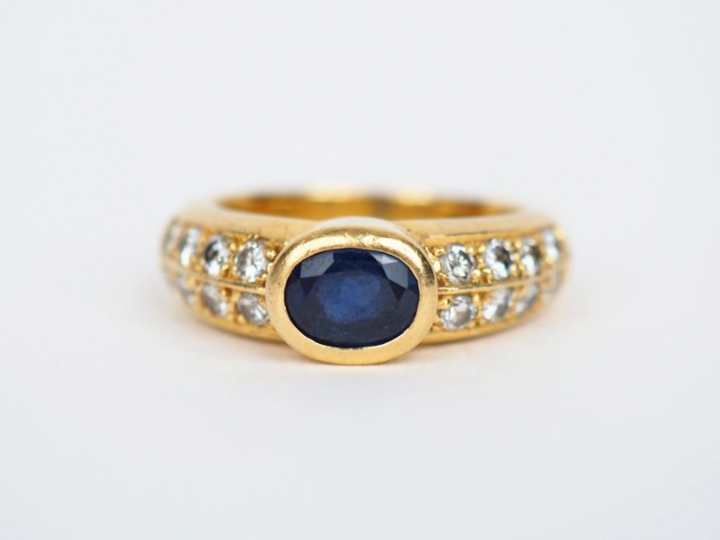Bague en or jaune sertie en son centre d'un saphir épaulé de part et d
