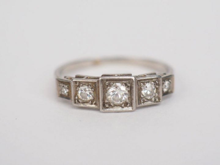 Bague de style Art déco en platine, sertie de quatre petits diamants. 