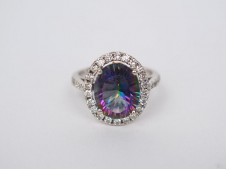 Vente aux enchères Bague en or blanc sertie en son centre d'une pierre entourée de petits