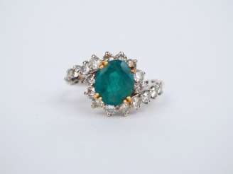Vente aux enchères Bague en or ornée d'une émeraude et de diamants. TDD. 53 Poids tel. 4,