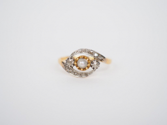 Vente aux enchères Bague en or jaune, ornée en son centre d'une perle entourée de petits 