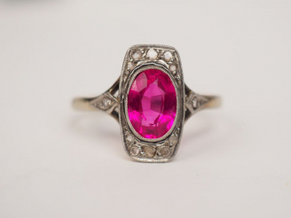 Vente aux enchères Bague de style Art déco en platine et or blanc, ornée d'une pierre ros