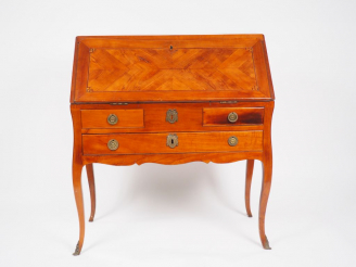 Vente aux enchères Bureau dos d'âne Louis XV en marqueterie, ouvrant à un abattant et tro