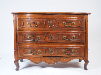 Vente aux enchères Commode Louis XV en noyer mouluré, ouvrant à trois tiroirs en façade, 