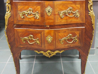 Vente aux enchères Commode Louis XV en marqueterie ouvrant à deux tiroirs, ornementation 