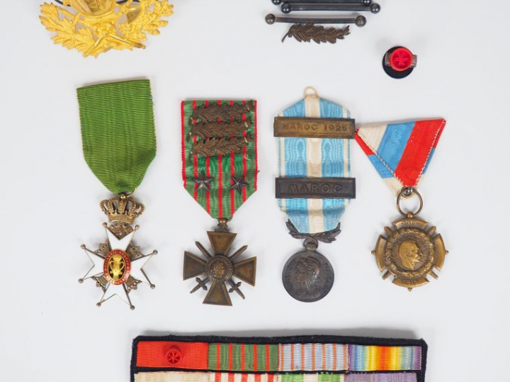 Lot de décorations diverses comprenant, une médaille commémorative de 