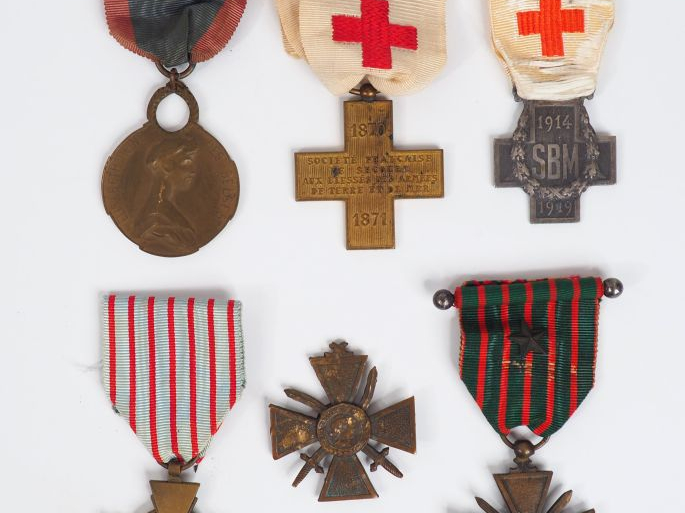 Lot de décorations diverses relatives à la carrière d’infirmières mili