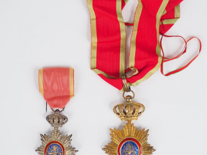 Ensemble de deux décorations de l’ordre royal du Cambodge, étoile de c