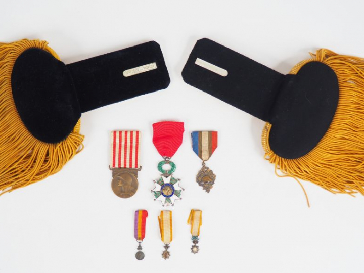 Lot de décorations divers, trois réductions dont un dragon d’Annam san