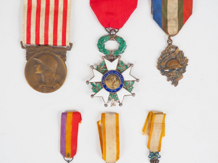 Lot de décorations divers, trois réductions dont un dragon d’Annam san