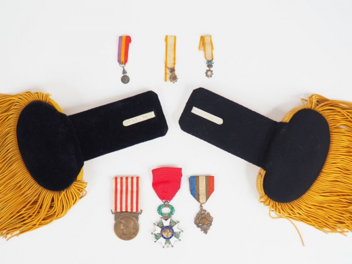 Lot de décorations divers, trois réductions dont un dragon d’Annam san