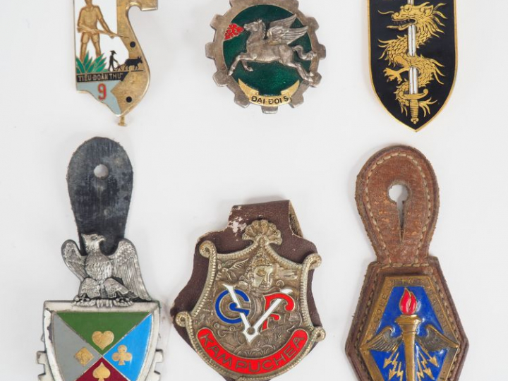 Lot d’insignes régimentaires extrême orient dont un garde voie Cambodg
