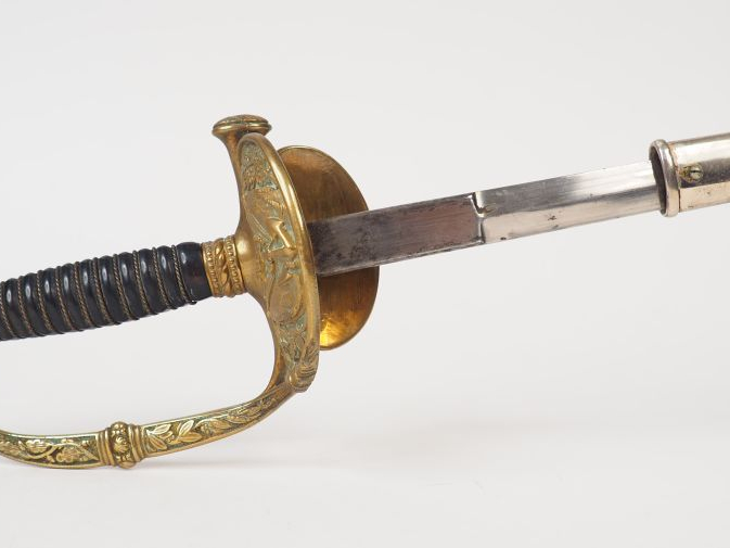 Epée d’officier de marine à clavier rabattable, lame à 4 pans, long ri