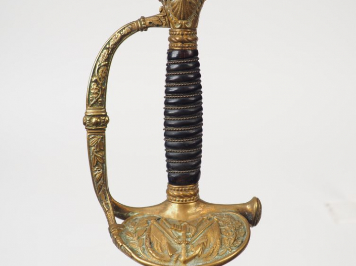 Epée d’officier de marine à clavier rabattable, lame à 4 pans, long ri