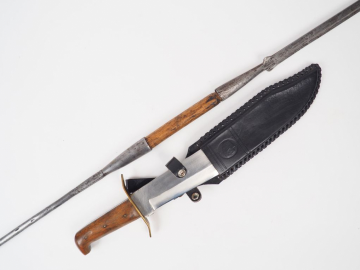 Lance Massaï hampe courte, lame symétrique à 2 pas creux et très long 
