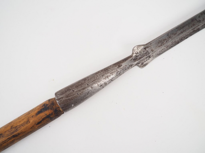 Lance Massaï hampe courte, lame symétrique à 2 pas creux et très long 