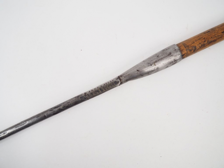 Lance Massaï hampe courte, lame symétrique à 2 pas creux et très long 