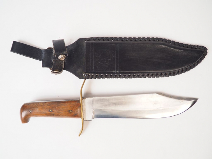 Lance Massaï hampe courte, lame symétrique à 2 pas creux et très long 