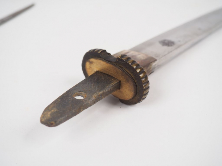 Tanto Japonais Aikuchi. Lame à dos à deux pans, sans gorge, ligne de t