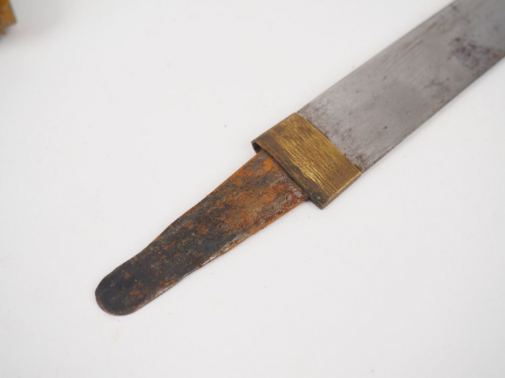 Tanto Japonais Aikuchi. Lame à dos à deux pans, sans gorge, ligne de t