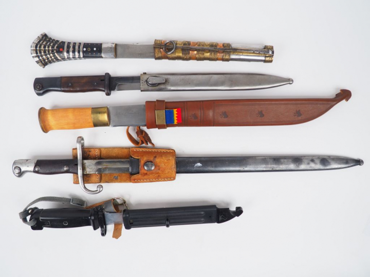 Lot de 5 armes blanches dont un poignard probablement tibétain dans so
