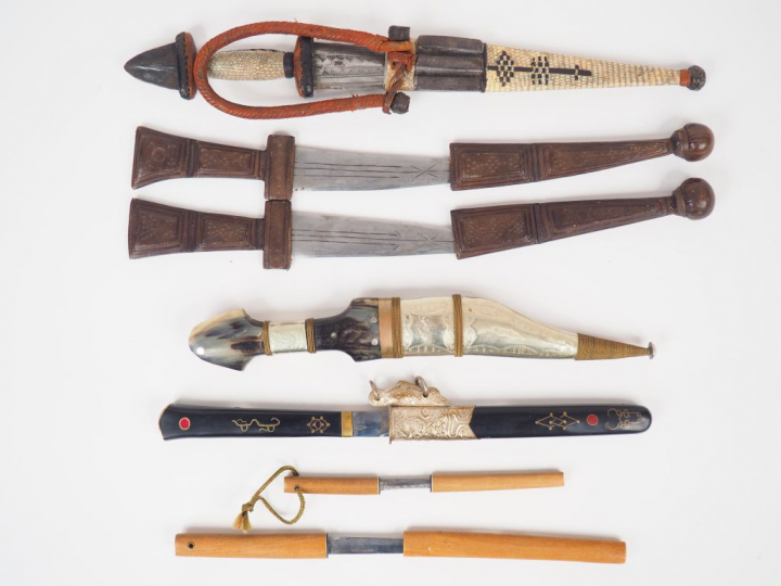 Lot de 7 armes blanches diverses dont un poignard de bras touareg, une