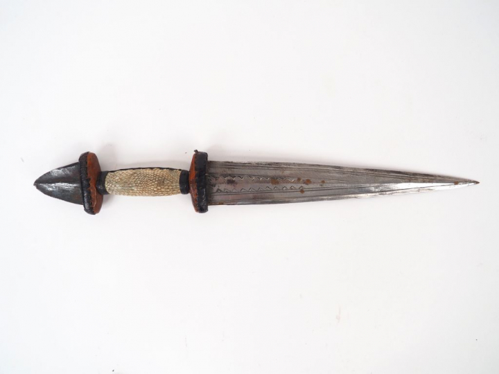 Lot de 7 armes blanches diverses dont un poignard de bras touareg, une